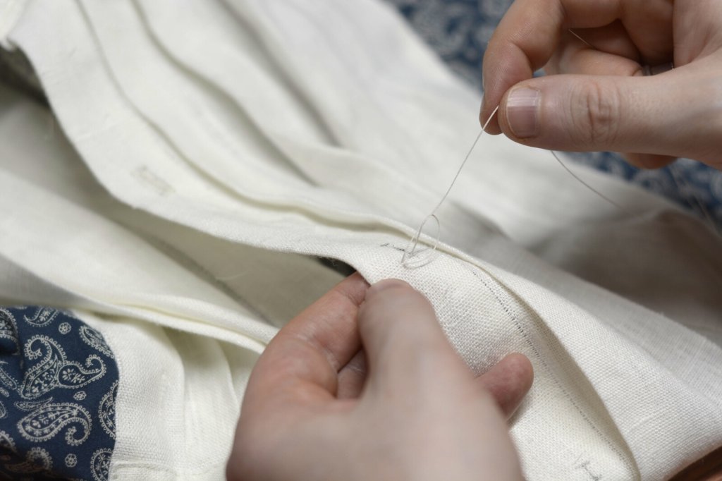 Forming the buttonhole stitch by hand.