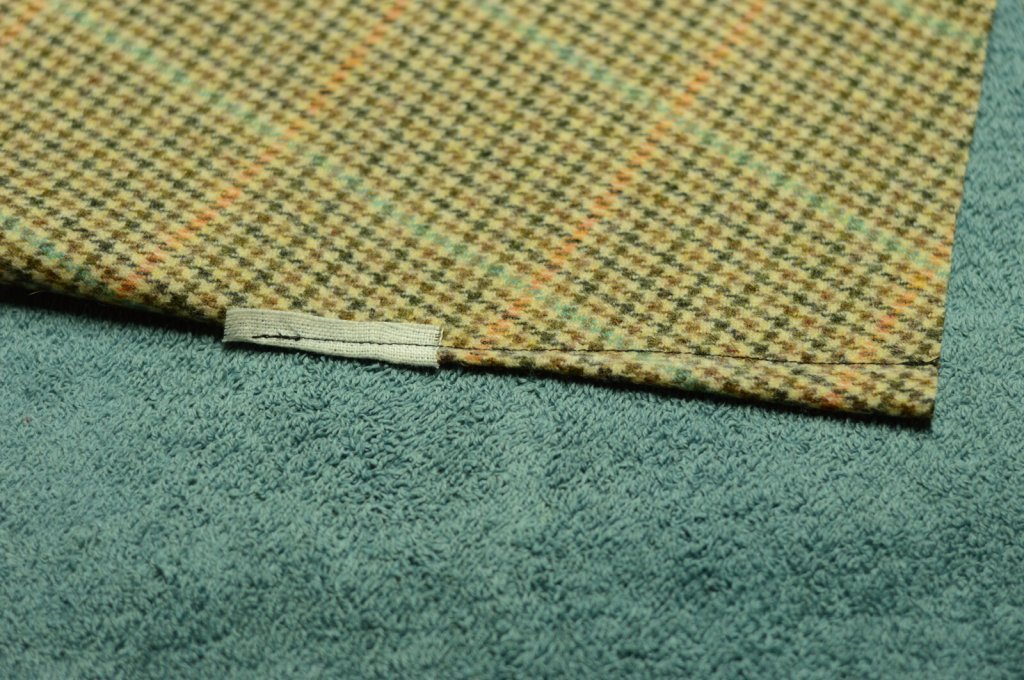 Press the dart from both sides to set the stitches.