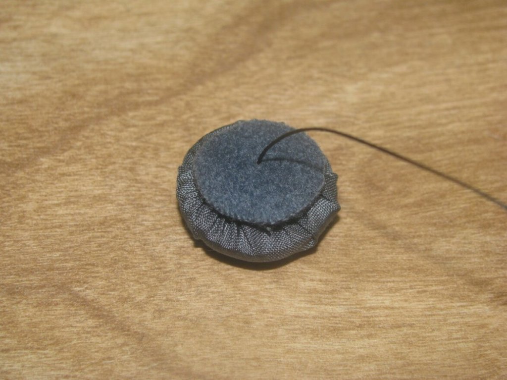Pass the thread through the circular wool piece.