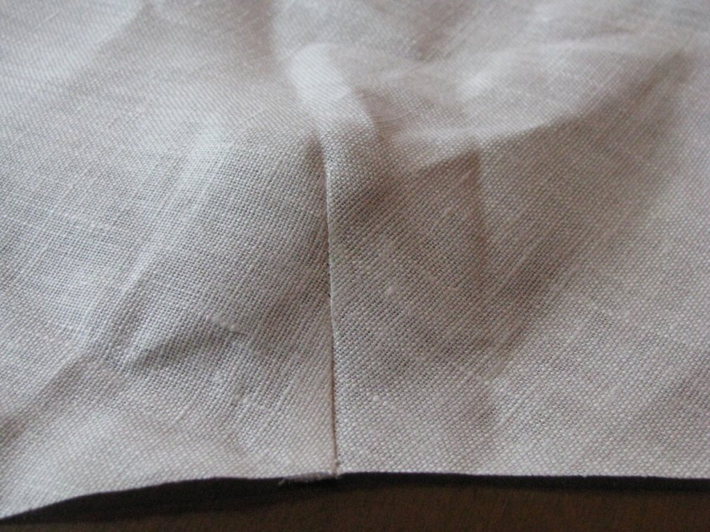 Dart sewn in linen canvas.