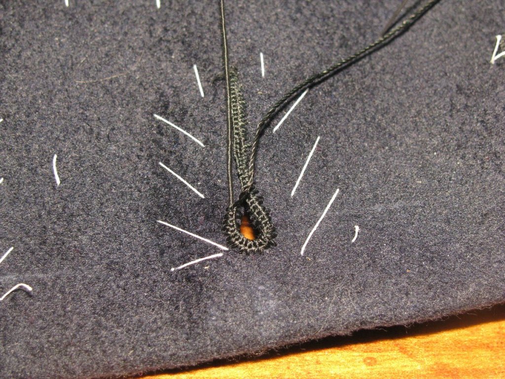 Continuing the buttonhole stitches.